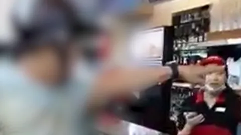 Clip: 'Ông bố côn đồ' chửi bới nhân viên, đập phá đồ đạc, dọa đốt cửa hàng tiện lợi ngay trước mặt con nhỏ gây bức xúc